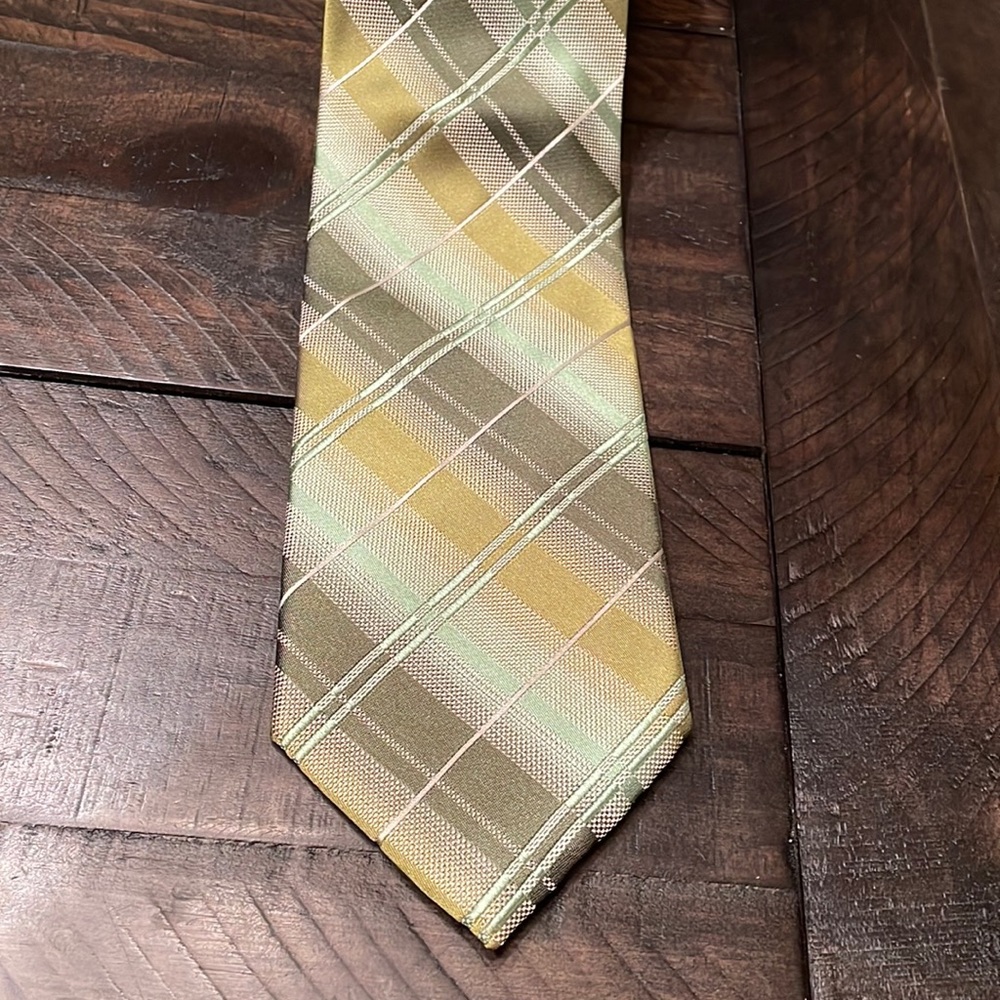 Men’s vintage Sun River Clothing Co tie.